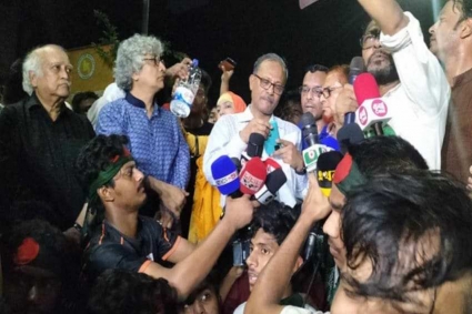 অনশন ভাঙালেন ইউজিসি চেয়ারম্যান জগন্নাথ বিশ্ববিদ্যালয়ের সব দাবি মেনে নিয়েছে সরকার