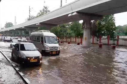 রাতভর বৃষ্টিতে দিল্লিতে ব্যাপক দুর্ভোগ-জলাবদ্ধতা, ফ্লাইট চলাচল ব্যাহত