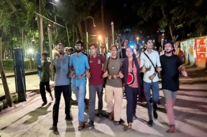 এবার ঢাবিতে মশাল মিছিলে উত্তেজনা, শিক্ষার্থীদের ভুয়া ভুয়া দুয়োধ্বনি