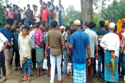 ওভারটেক করতে গিয়ে বাসের সঙ্গে মোটরসাইকেলের ধাক্কা, নিহত ৩