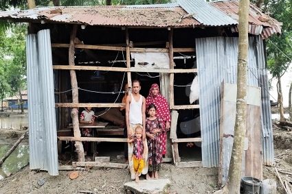 কোনো মতে স্ত্রী-সন্তান নিয়ে ঘর থেকে বেরিয়ে প্রাণ বাঁচিয়েছি