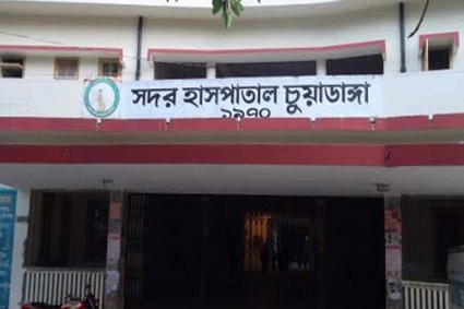 হাসপাতাল চত্বরে বাবা-ছেলেকে কুপিয়ে জখম