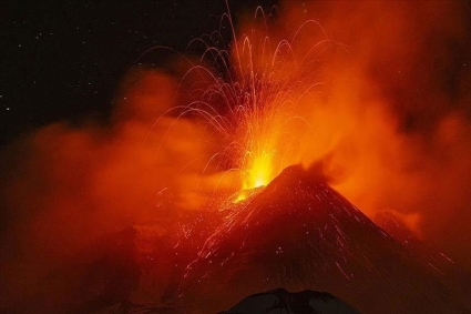 মাউন্ট এটনায় ভয়াবহ ধস ও অগ্ন্যুৎপাত: আকাশে ছাইয়ের বিশাল মেঘ