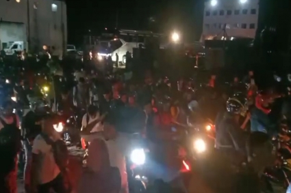 রাতেও দৌলতদিয়া ঘাটে ঘরমুখো মানুষের ঢল