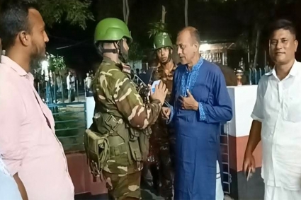 মাজারেই আছেন সমু চৌধুরী, গল্প করছেন প্রশাসনের কর্তাদের সঙ্গে