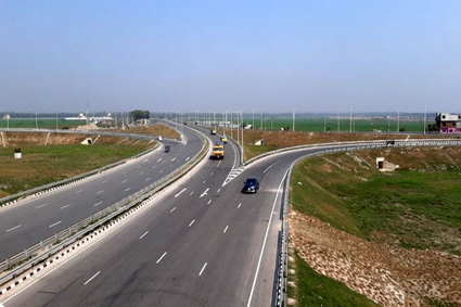 ঢাকা-মাওয়া এক্সপ্রেসওয়েতে বাস-ট্রাক সংঘর্ষে নিহত ৪, আহত ১৫