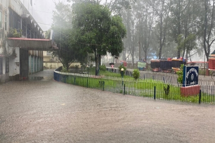 নোয়াখালীতে বাড়ছে বৃষ্টির দাপট, আতঙ্কে পানিবন্দি মানুষ