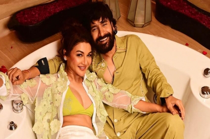 সহশিল্পীর সঙ্গে রোম্যান্টিক পোজ, চমকে দিলেন জয়া!