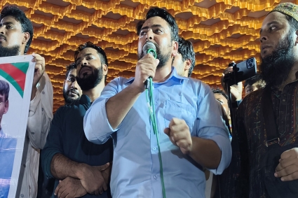 এই চাঁদাবাজ-দুর্নীতিবাজ সিস্টেমের পরিবর্তন করব : নাহিদ ইসলাম