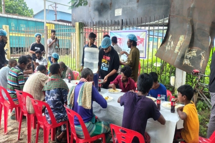 দুই টাকার হোটেলে মিলছে বিনামূল্যে ইলিশ-ভাত, হতদরিদ্রদের মুখে হাসি