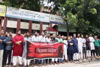 ওসিকে অপসারণের দাবিতে থানার সামনে বিক্ষোভ স্থানীয়দের