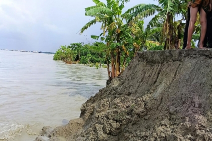 হাতিয়ায় জোয়ারে ৩ কিলোমিটার বেড়িবাঁধ ক্ষতিগ্রস্ত, বিস্তীর্ণ জনপদ প্লাবিত