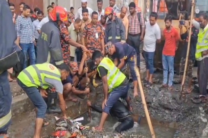 গাজীপুরে ম্যানহোলে পড়ে নারী নিখোঁজ, উদ্ধারের চেষ্টায় ফায়ার সার্ভিস 