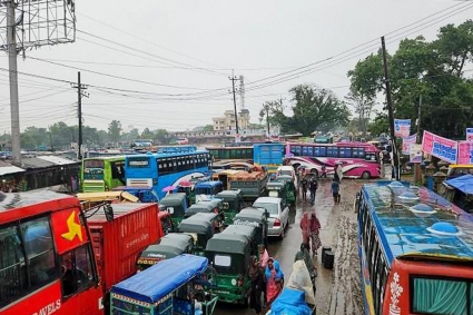 শিক্ষার্থীদের সঙ্গে সংঘর্ষ, সুনামগঞ্জে পরিবহন শ্রমিকদের ধর্মঘট