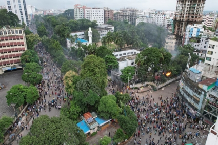 হাসিনার পলায়নের খবরে চট্টগ্রামের রাজপথে নেমে পড়ে জনতা