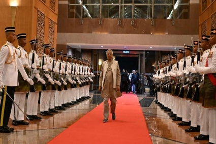 ড. ইউনূসকে লাল গালিচা সংবর্ধনা দিলো মালয়েশিয়া