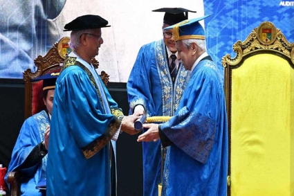 প্রধান উপদেষ্টাকে সম্মানসূচক ডক্টরেট ডিগ্রি দিলো ইউকেএম