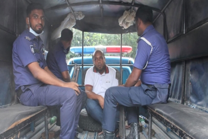 ছাত্রীর সঙ্গে অনৈতিক সম্পর্কের অভিযোগে জনতার হাতে অবরুদ্ধ শিক্ষক