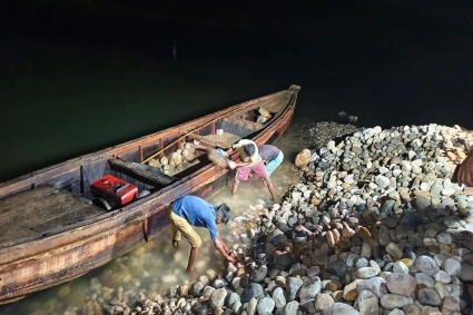 খোয়া যাওয়া সাদা পাথর উদ্ধারে অভিযান শুরু