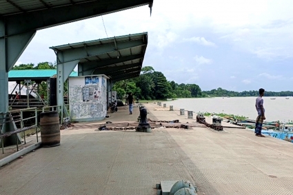 যাত্রী সংকটে থমকে গেছে পিরোজপুর লঞ্চঘাটের প্রাণচাঞ্চল্য