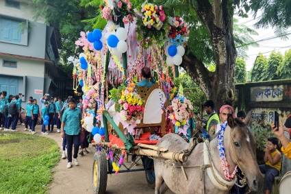 ফুলসজ্জিত ঘোড়ার গাড়িতে ২ শিক্ষকের রাজকীয় বিদায়