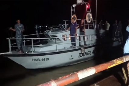 ভৈরব নদে যাত্রীবাহী ট্রলারে ফেরির ধাক্কা, যুবক নিখোঁজ