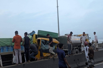 যমুনা সেতুতে ট্রাক-কাভার্ডভ্যান-দুধবাহী গাড়ির সংঘর্ষে দেড় ঘণ্টা যানজট