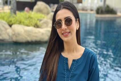 মিষ্টি হাসিতে নজর কাড়লেন মিম 