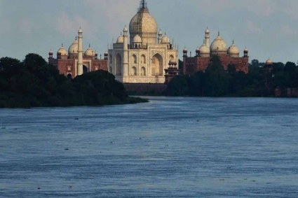 ফুলেফেঁপে উঠেছে নদী, ফের তাজমহলের দেয়াল ছুঁলো যমুনার পানি