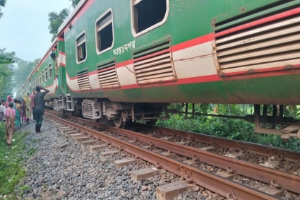 জয়পুরহাটে সাড়ে ৫ ঘণ্টা পর ট্রেন চলাচল স্বাভাবিক