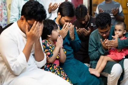 ডাকসুতে দায়িত্ব পালনকালে মারা যাওয়া সাংবাদিকের বাসায় সাদিক-ফরহাদ