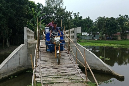 ৩০ লাখ টাকার সেতুতে উঠতে হয় বাঁশ বেয়ে