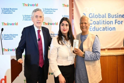 ড. ইউনূসকে আনলক বিগ চেঞ্জ অ্যাওয়ার্ড প্রদান