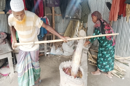 গরু নেই, তাই ৩৫ বছর ধরে বুক দিয়ে ঘানি টানছেন মোস্তাকিন