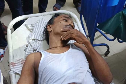 স্কুল থেকে ফেরার পথে প্রধান শিক্ষকের দুই পা ভেঙে দিলো দুর্বৃত্তরা