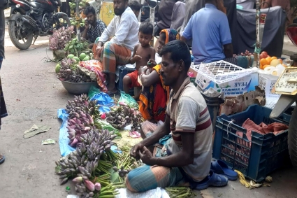 দুর্গোৎসবকে ঘিরে খুলনার হেলাতলায় পদ্মফুলের পসরা