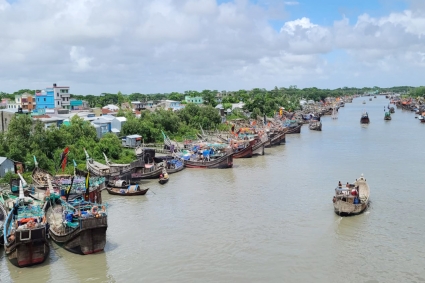 ইলিশ ধরার নিষেধাজ্ঞা শুরু, ঘাটে ফেরেনি অধিকাংশ ট্রলার