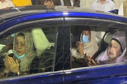 জিয়াউর রহমানের কবর জিয়ারত করলেন খালেদা জিয়া