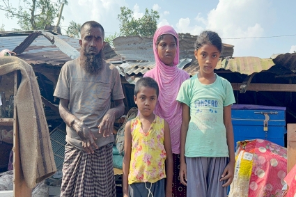 পরিবার নিয়ে সাত দিন ধরে খোলা আকাশের নিচে প্রতিবন্ধী লালমিয়া