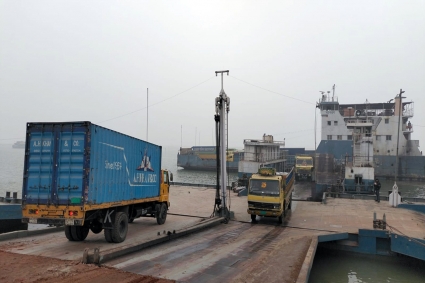পৌনে ৪ ঘণ্টা পর দৌলতদিয়া-পাটুরিয়া নৌরুটে ফেরি চলাচল শুরু