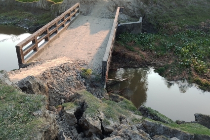 উলিপুরে সেতু দেবে যাওয়ায় ২৫ গ্রামের মানুষের ভোগান্তি