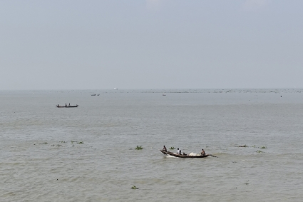 মেঘনা নদীতে বাল্কহেডের ধাক্কায় ১১ জেলেসহ ট্রলার ডুবি, নিখোঁজ ১