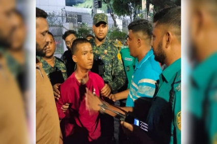 নির্বাচন কমিশনের সামনে ককটেল বিস্ফোরণ, আটক ১