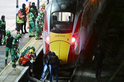 যুক্তরাজ্যে ট্রেনে ভয়াবহ ছুরি হামলা : গুরুতর আহত ৯, গ্রেপ্তার ২