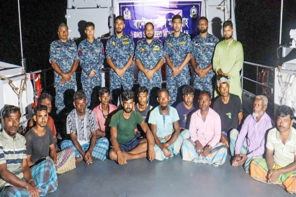 ইঞ্জিন বিকল হয়ে ভাসছিল সমুদ্রে, ১৩ জেলেকে উদ্ধার করল নৌবাহিনী