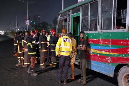 নারায়ণগঞ্জে দাঁড়িয়ে থাকা বাসে দুর্বৃত্তদের আগুন