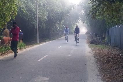 সকালে ঘন কুয়াশা না থাকলেও খুব ঠান্ডা লাগে