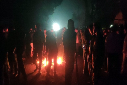 নারী শিক্ষার্থীকে উত্ত্যক্তের অভিযোগে যবিপ্রবি ও এলাকাবাসীর সংঘর্ষ