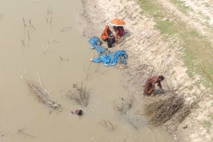 জলবায়ুর সঙ্গে নারীর যুদ্ধ, জলে জ্বলে টিকে থাকা
