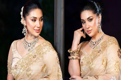 সোনালি শাড়িতে মোহময়ী অপু বিশ্বাস